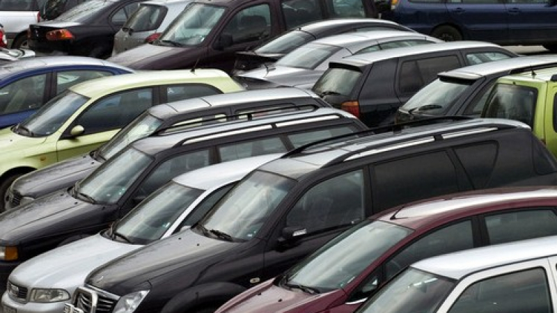 “Наказани” коли за 1,5 млн. ръждясват на паркинг “Дружба”
