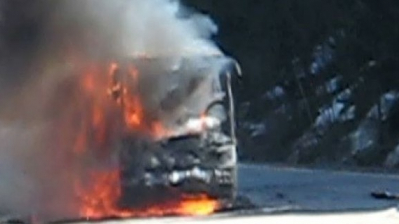 Автобус изгоря в Силистренско, пътниците са спасени