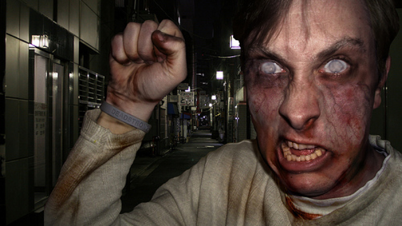 Зомби оживява и напада хората по улиците в  САЩ (СНИМКИ/ВИДЕО)