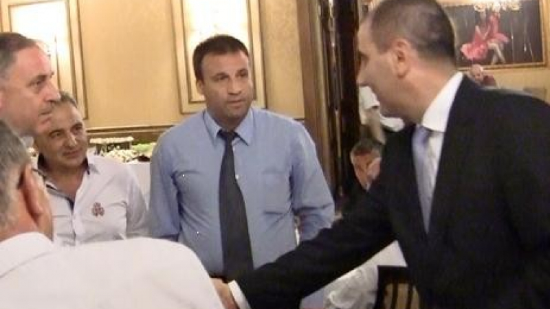Новият хит на МВР “Летете гларуси английски...” прозвуча на купон с министър Цветанов