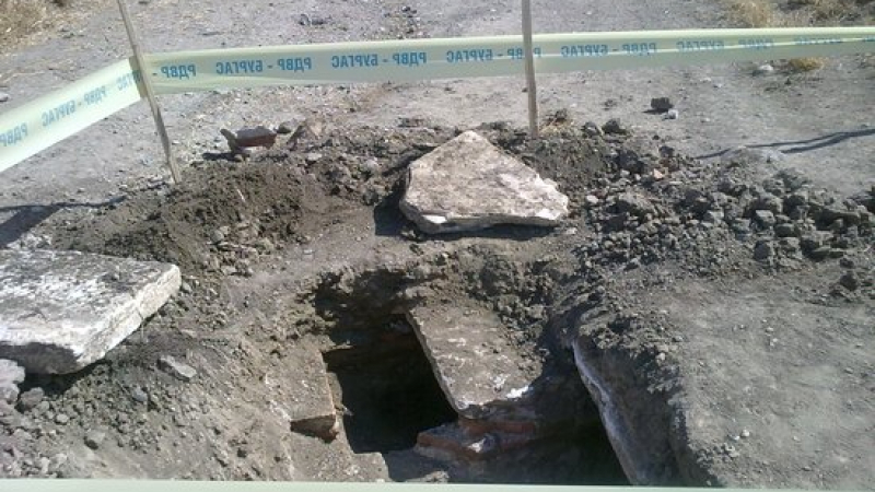 Изкопана от иманяри тракийска гробница погълна центъра на Дебелт