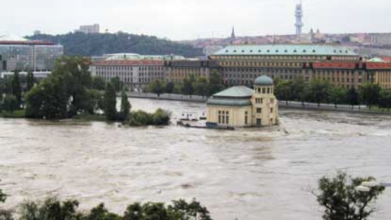 Порои и урагани връхлетяха Чехия