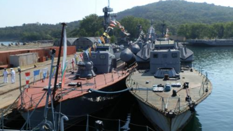 Корабни камбани биха на умряло за ракетните катери на българския военен  флот