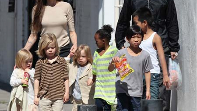 Най-накрая: Джоли позволи на Брад Пит да се види с децата си! 