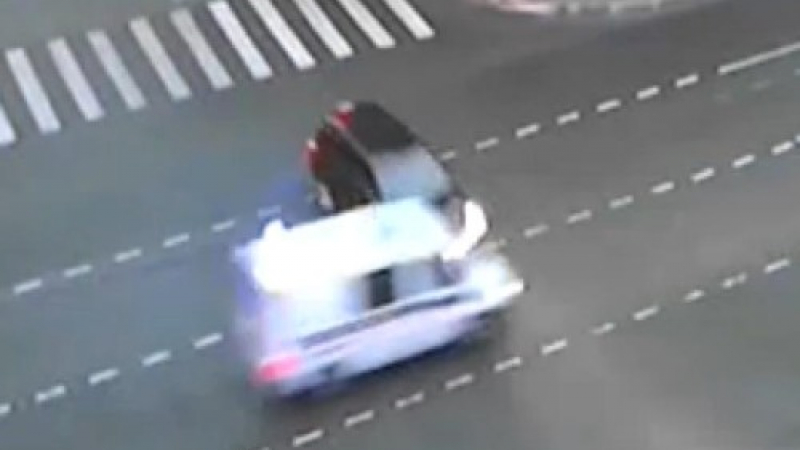 Шофьор на линейка спаси пешеходци от прегазване (ВИДЕО)