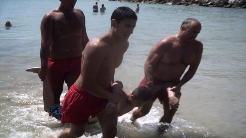 Спасител от плажа: Силният вятър направи мъртвото вълнение убийствено