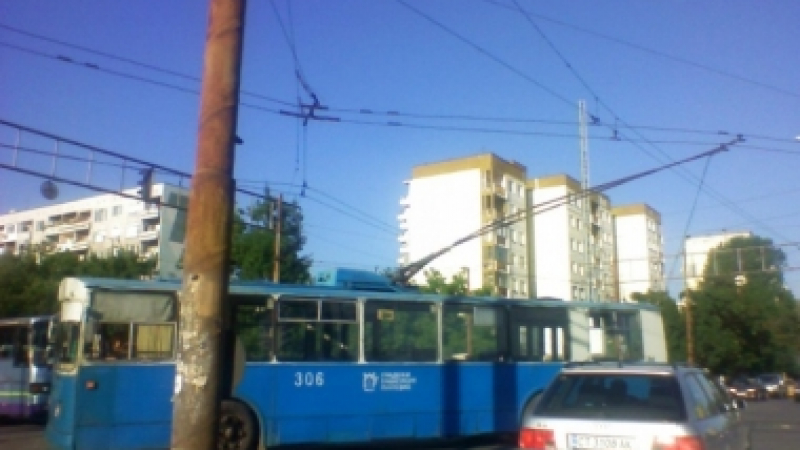 Паднали тролейни жици затвориха булевард в Пловдив