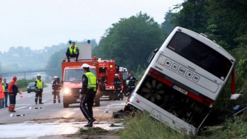 Автобус с 50 полски деца се обърна на път за Златните, шофьорът заспал на волана