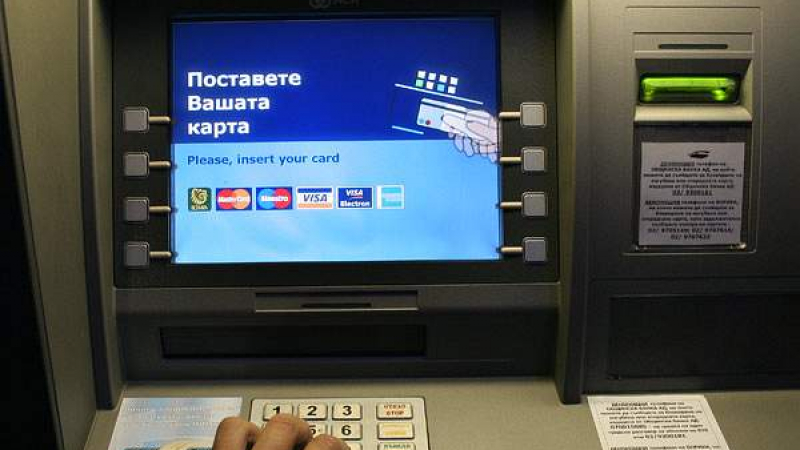 Рационализация по пернишки: Крадци връзват банкомат за микробус, за да го отмъкнат