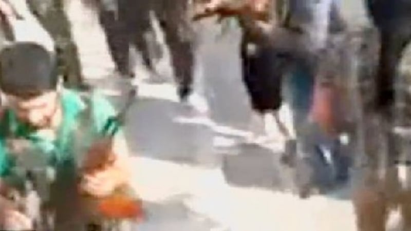Ужасяващо видео! Бунтовници екзекутират войници в Сирия
