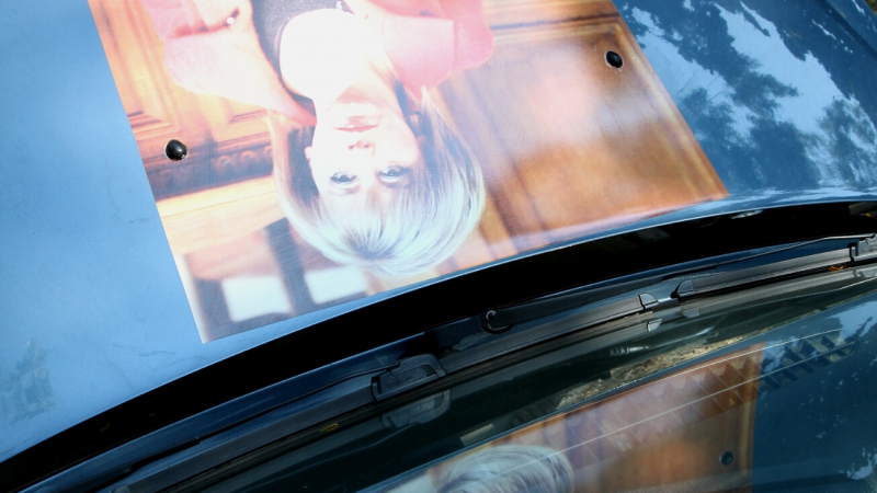Мая Манолова грейна върху колата на варненец 