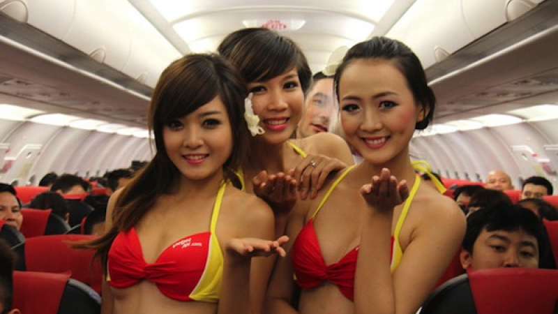 Виетнамски стюардеси по бикини развличат пътниците с еротични танци
