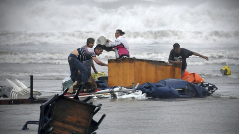 Ураганът „Ернесто” отнесе поне 9 жертви в Мексико