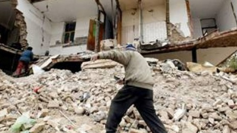 250 мъртви и 2000 ранени след двете големи земетресения в Иран