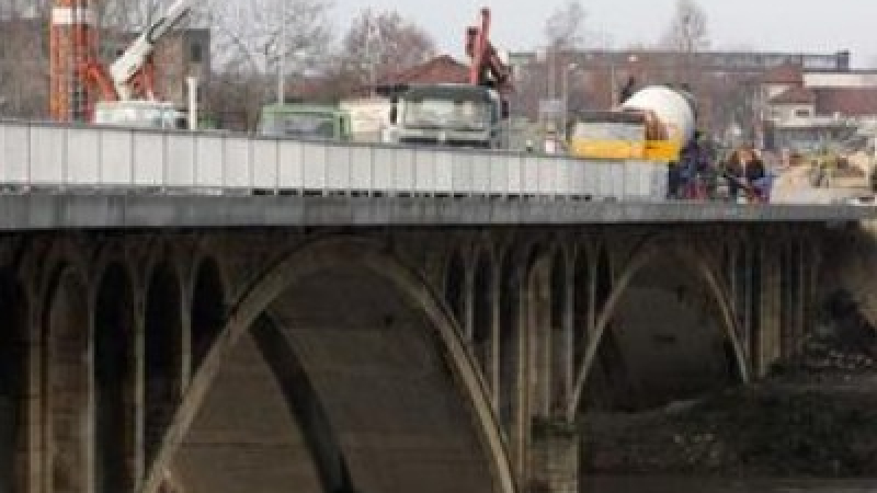 Мост за милиони се разцепи година след ремонт