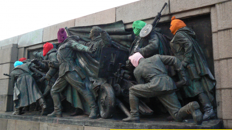Цветните качулки на паметника на Съветската армия – послание от Pussy Riot