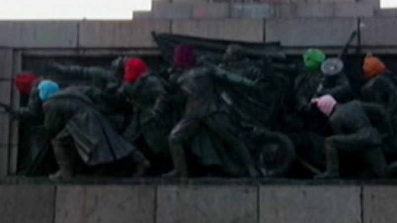 Паметникът на Съветската армия отново боядисан