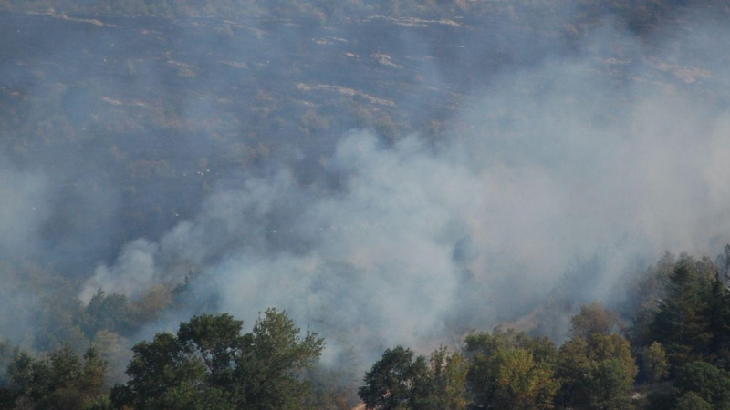 Пожарът в Кюстендилско на метри от селски къщи