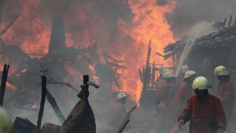 Огнен ад погълна 150 жилищни сгради в Джакарта 
