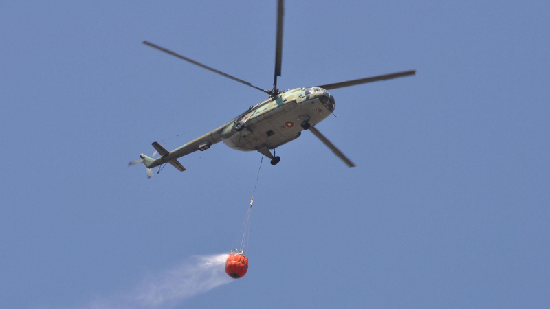 Хеликоптери гасят пожара над Рилския манастир