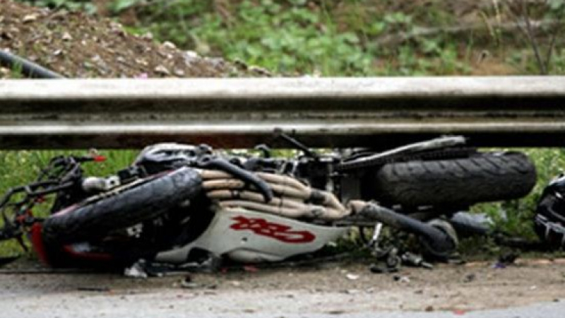 Мотоциклетист в ковчег след удар в комбайн