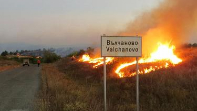Пожарите в община Средец продължават да настъпват 