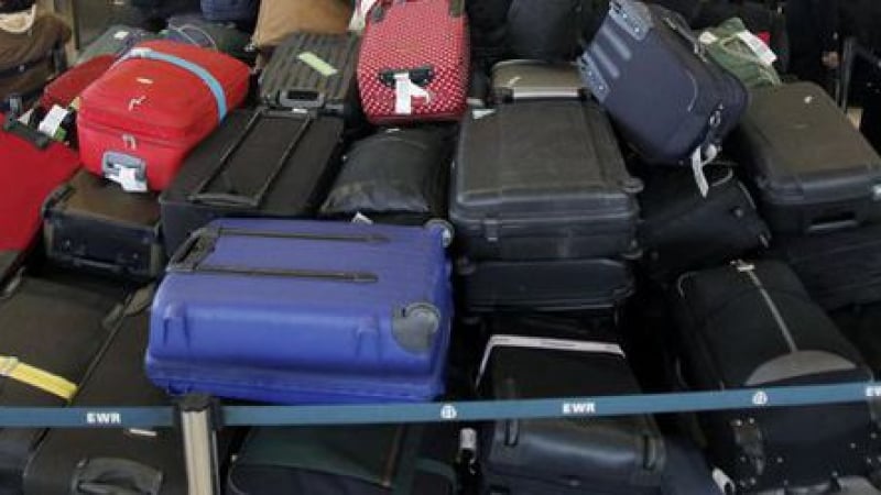Товарач на бургаското летище тараши куфарите