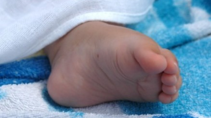 Полицията търси биологичния баща на удушеното бебе
