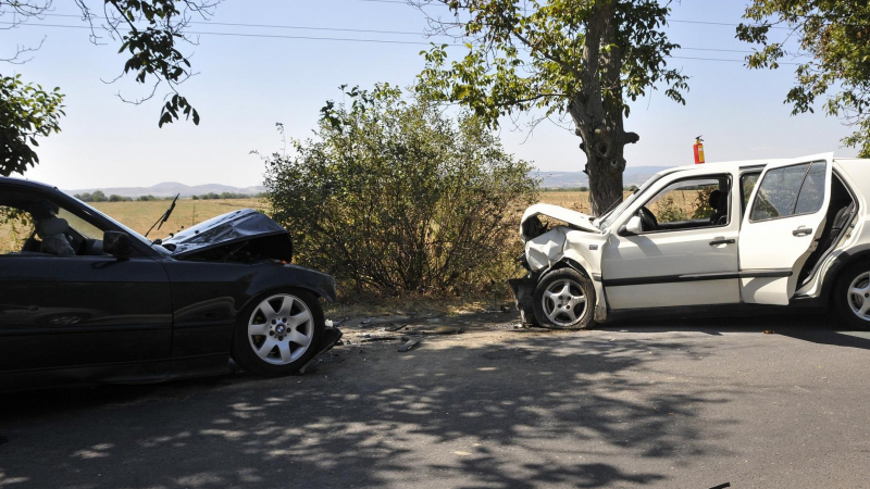 Три коли се удариха пред бензиностанция, младеж е с опасност за живота