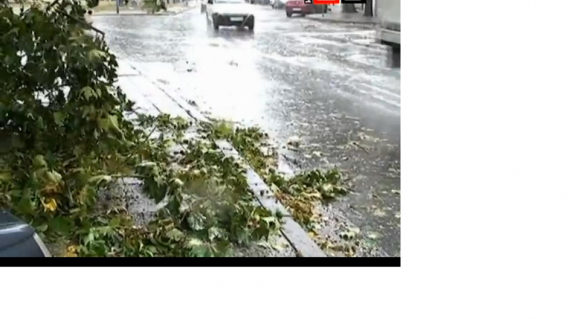 Порой потопи  Сандански, ураган помете Бургас