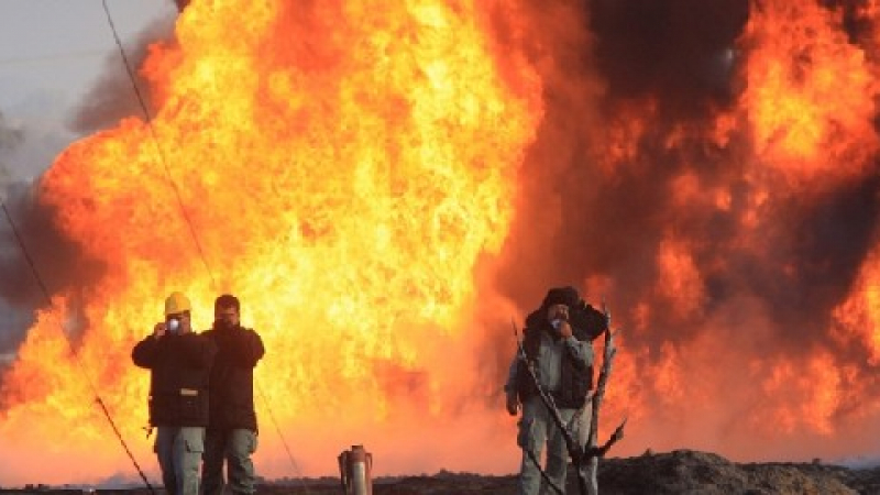 Адски взрив избухна в рафинерия в Мексико, работници са блокирани от пожар 