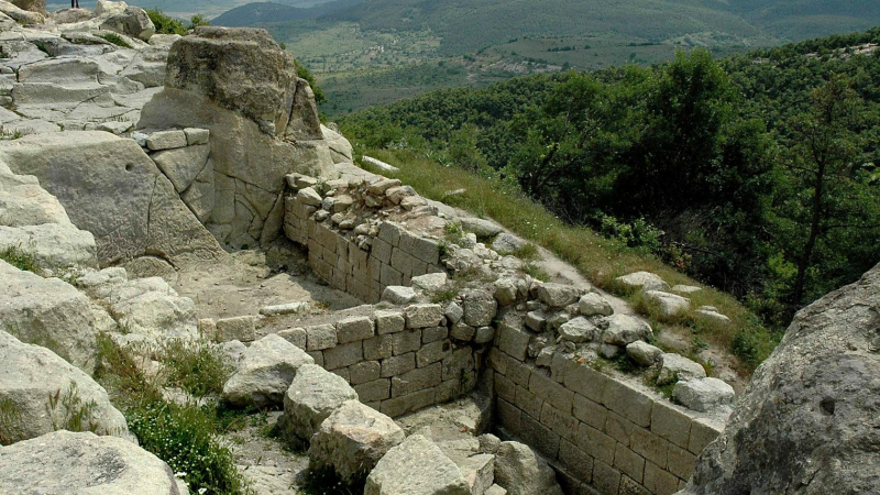 Нов храм от ІІІ век изникна на Перперикон