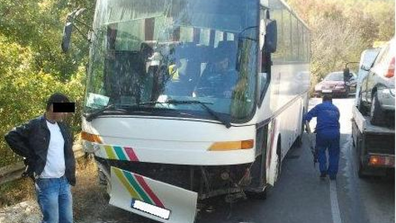 Сигнал до БЛИЦ! Адска катастрофа с автобус с деца на Подбалканския път