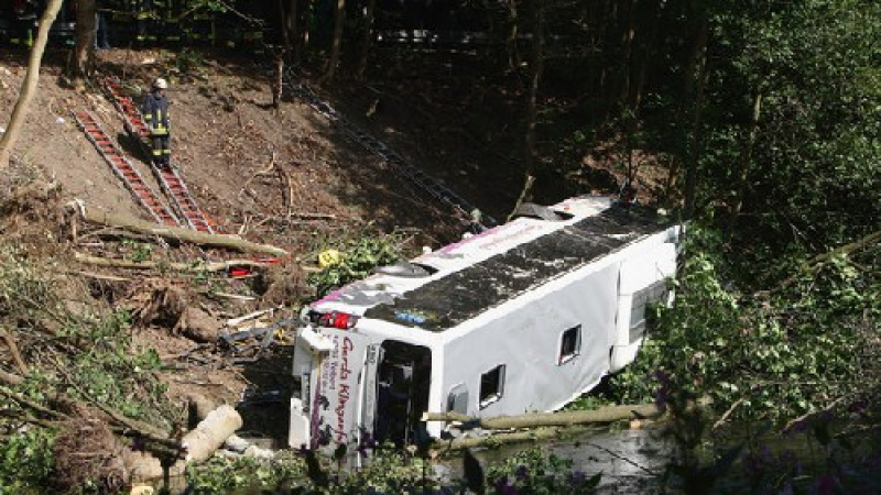 Автобус падна в 200-метрова пропаст, 22-ма загинаха
