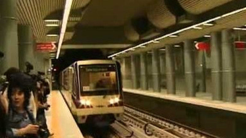 Само в БЛИЦ: Младеж скочи върху релсите в софийското метро