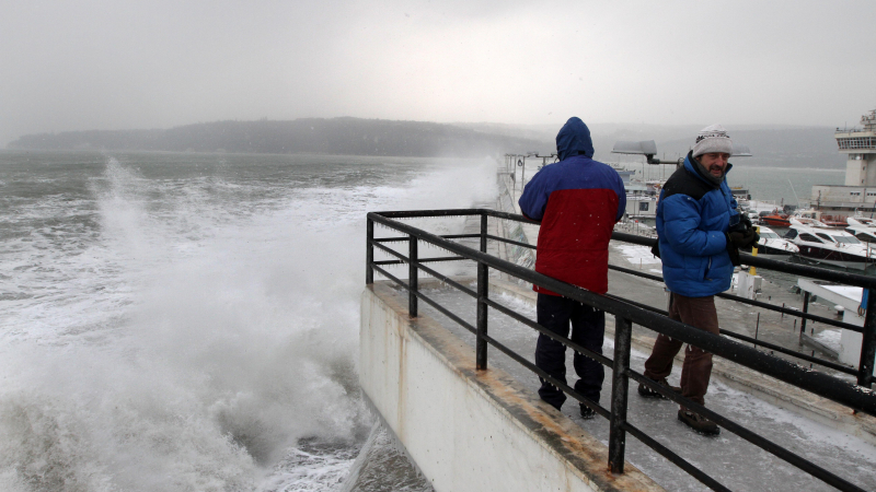 Бурен вятър затвори пристанище “Варна”, в Русе стигна 84 км/ч