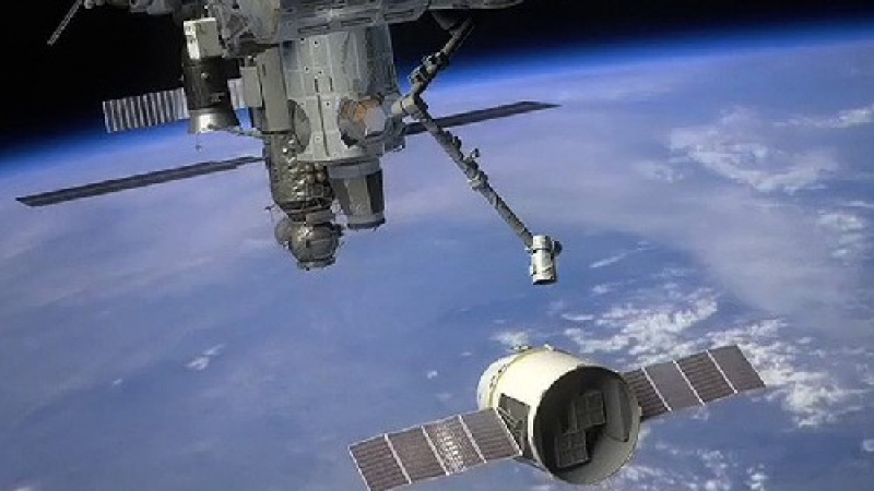 Космическият кораб „Дракон” се скача с МКС