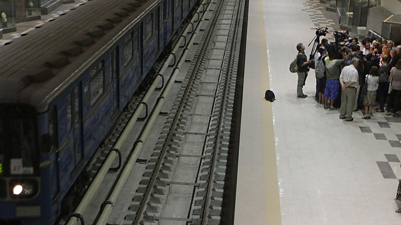 Самоубиецът в метрото първо бил ударен от ток, после от мотриса 