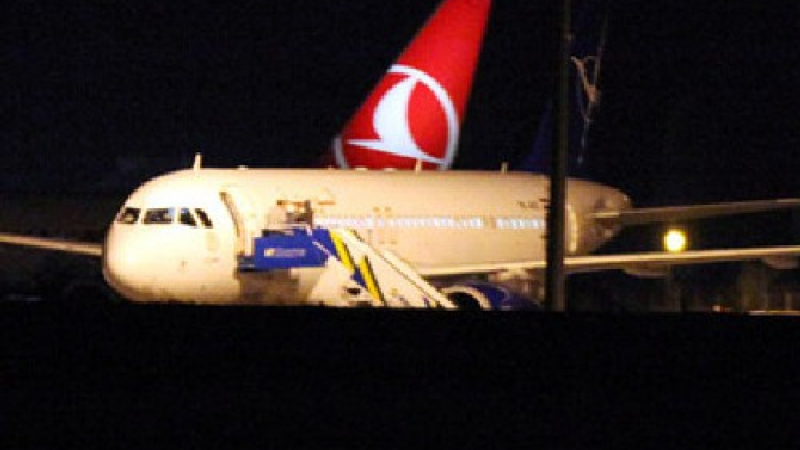 Пътниците на самолета в Анкара са принуждавани да подписват странни документи 