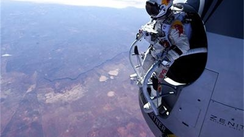 Феликс Баумгартнер се хвърля от космоса в неделя 