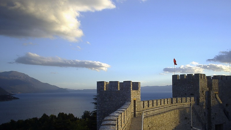 Провокация: Албанско знаме се развя над Самуиловата крепост в Охрид 