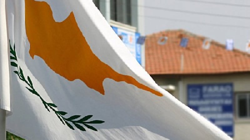 Standard &amp; Poor's понижи рейтинга на Кипър с три степени 