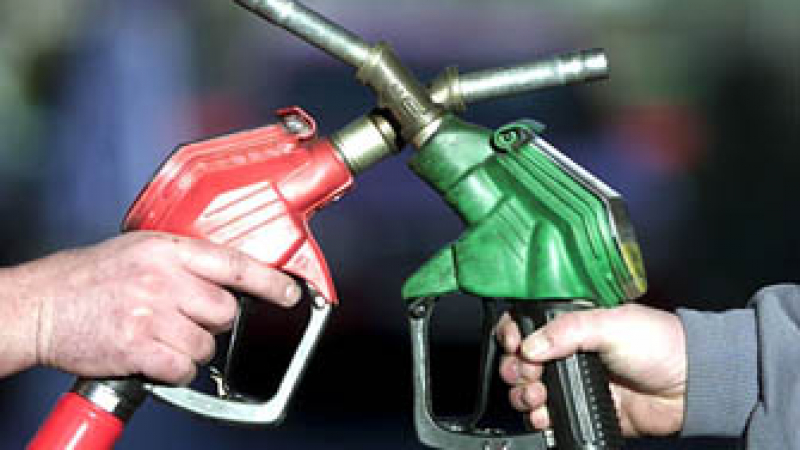 Бензинът поевтиня с 5 стотинки на литър
