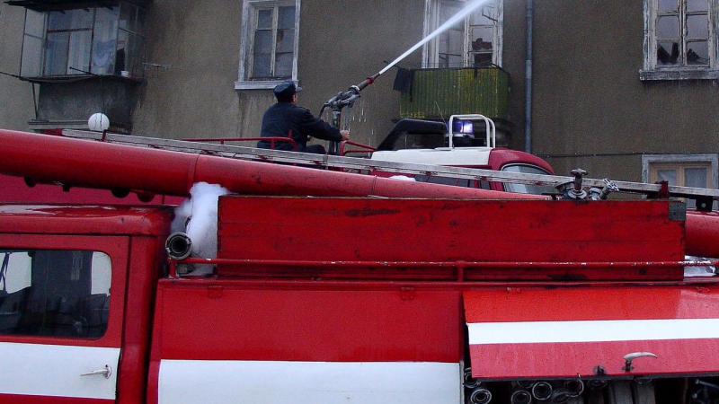 Пожарникари вадят полузадушени хора от горящия блок