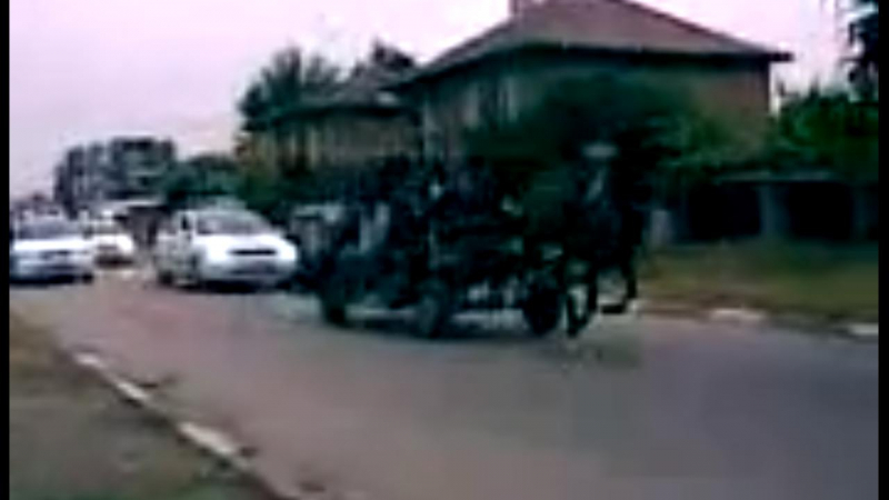 Родната полиция в гонка с цигански каруци