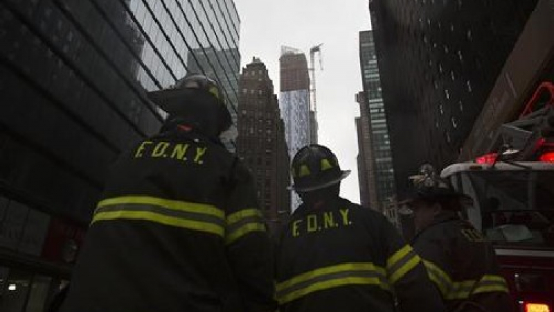 Кран се срути в Ню Йорк, предизвика евакуация (ВИДЕО)