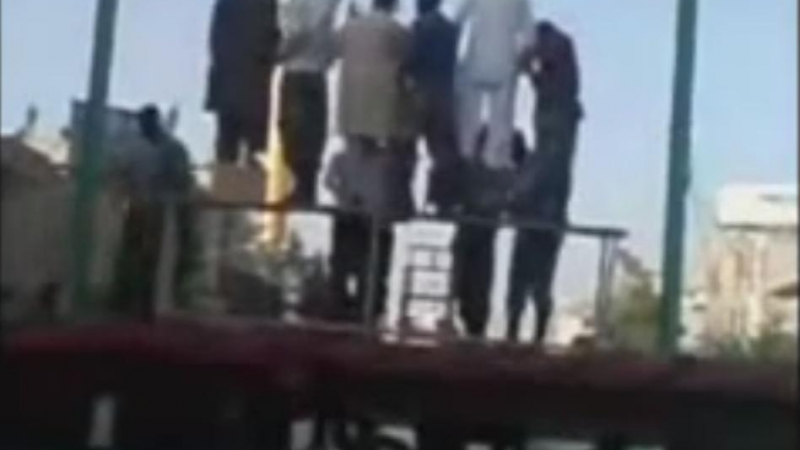 Шок и ужас: Бесят дисиденти в Иран, зрител снима екзекуцията (ВИДЕО 18+) 