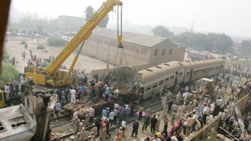 40 деца загинаха при врязване на влак в училищен рейс (ВИДЕО)  