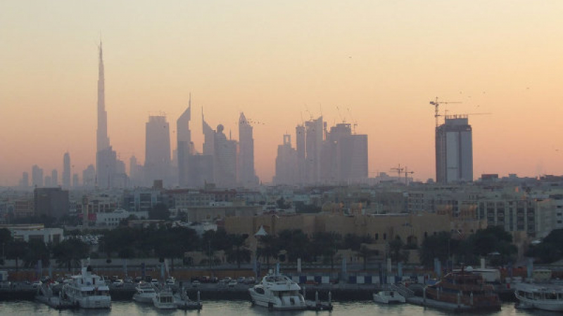 Пожар в Дубай, евакуират хората от няколко небостъргача