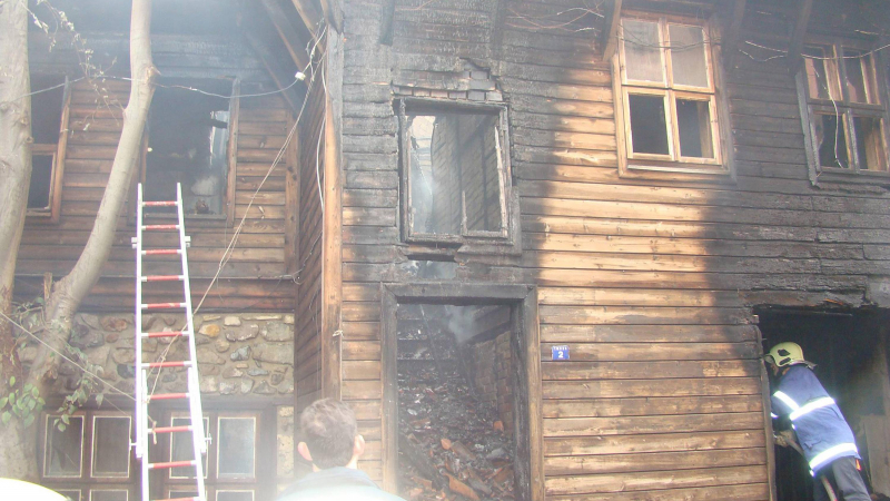 Харакирито подпалил къщата с изгорелите хора в Созопол 
